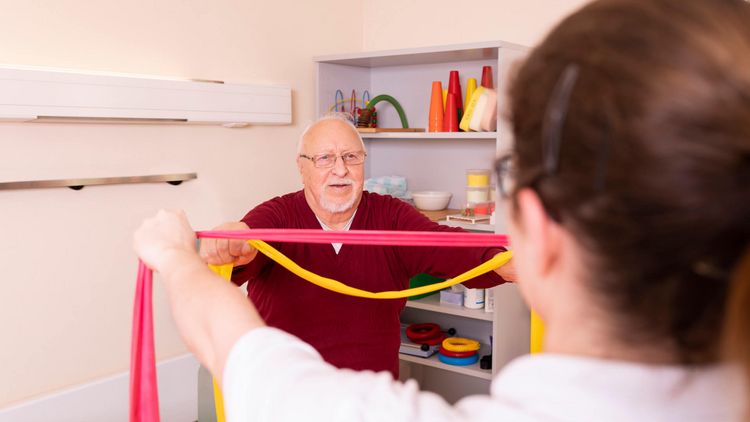 Patient trainiert mit Theraband