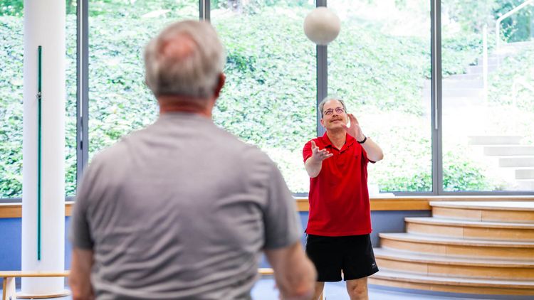 Patientin spielen mit Bällen